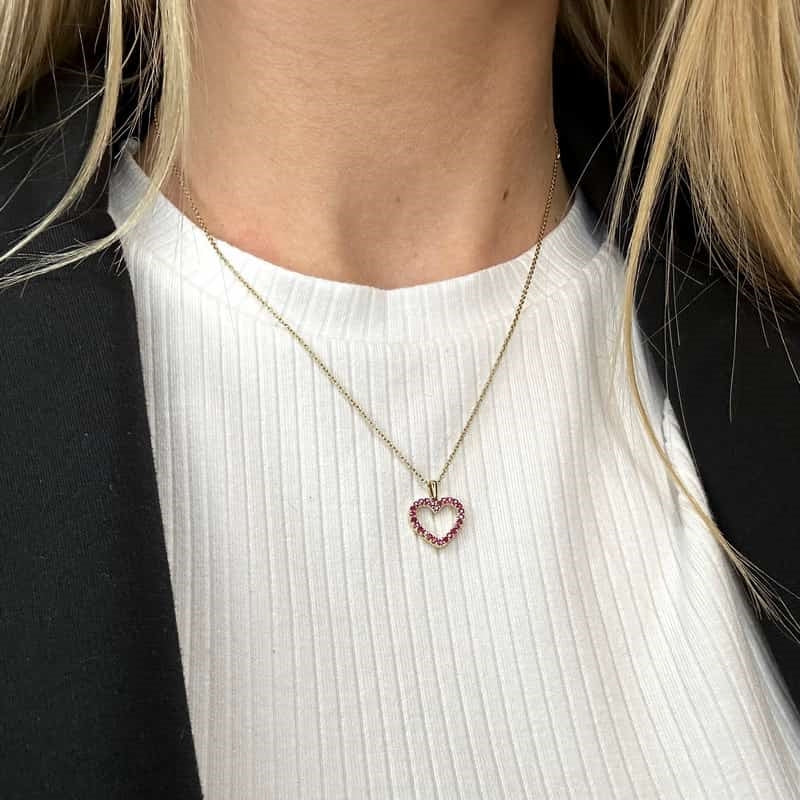 Siersbøl hjertevedhæng i 14 kt guld med rubiner og forgyldt sølvkæde 42+3 cm