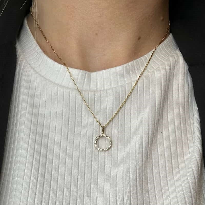 Siersbøl vedhæng i 14 kt guld med 0,10 ct diamanter