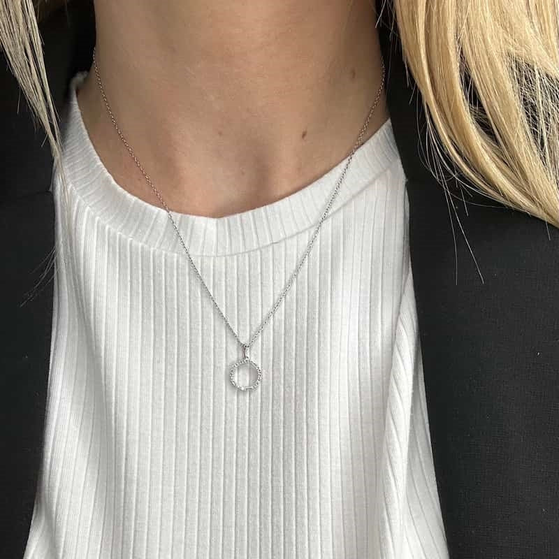 Siersbøl cirkelvedhæng i 14 kt hvidguld med 0,10 ct diamant