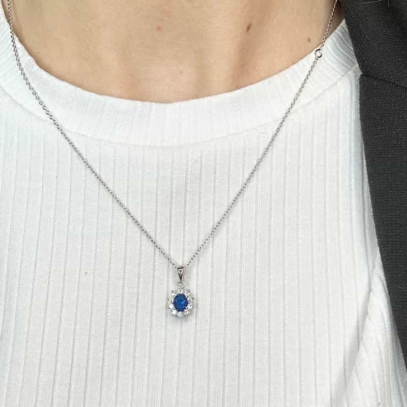 Nordahl Andersen sølvvedhæng med syntetisk blå safir og zirkonia, 42+3 cm kæde