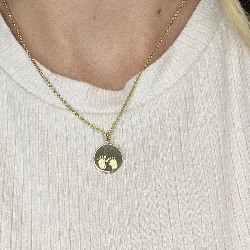 Siersbøl vedhæng i 8 kt guld med fodmotiv