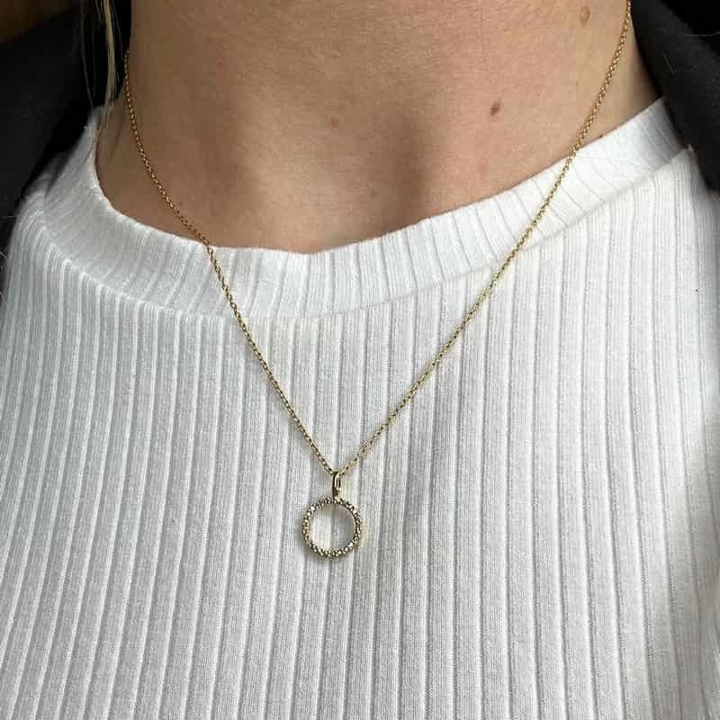 Siersbøl cirkelvedhæng i 14 kt guld med 0,02 ct diamant
