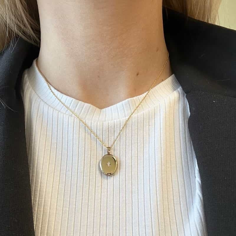 Siersbøl oval medaljon i 14 karat påvalset guld med 0,01 ct diamant og kæde 45 cm