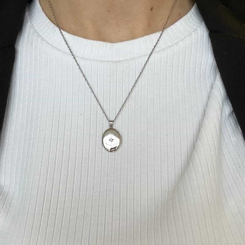 Medaljon i rhodineret sølv med 0,01 ct diamant fra Siersbøl