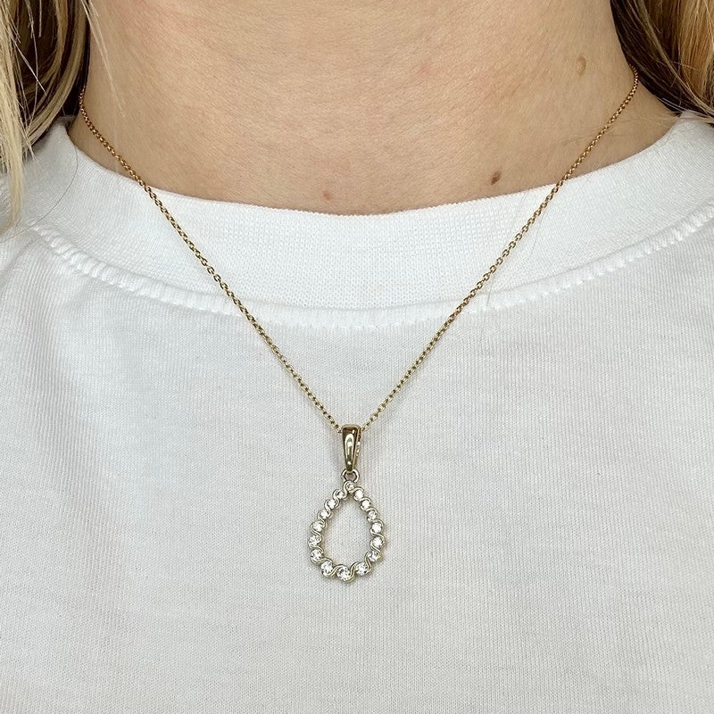 Dråbevedhæng i 8 kt guld med zirkonia fra Siersbøl 16 mm inkl. forgyldt sølvkæde 42+3 cm