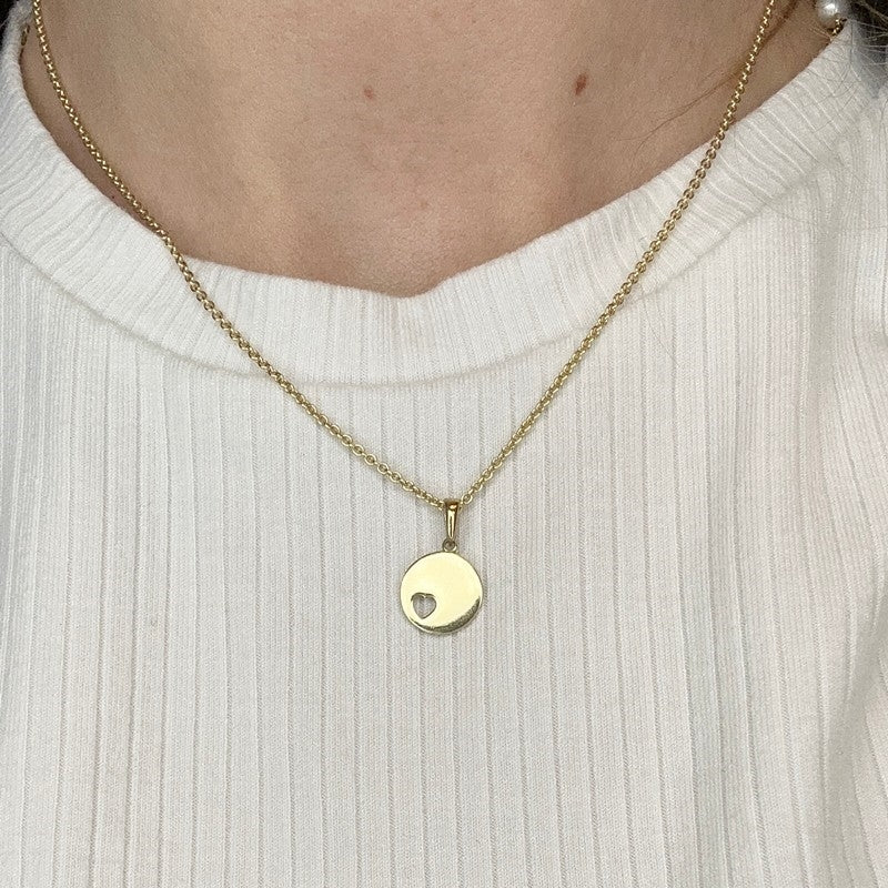 Siersbøl rundt vedhæng med hjerte i 8 kt guld 10 mm