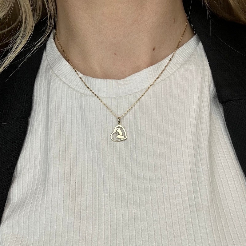 Siersbøl vedhæng i 8 kt guld med babyfødder og forgyldt sølvkæde 45 cm