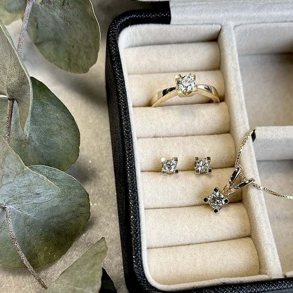 Kleopatra vedhæng i 14 karat guld med diamant (0,05–0,50 ct)