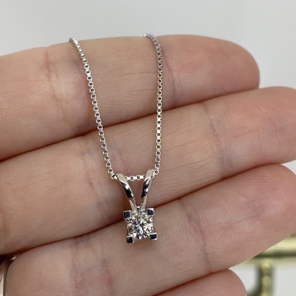 Scrouples Kleopatra vedhæng i 8 karat hvidguld med brillantsleben diamant – set fra siden