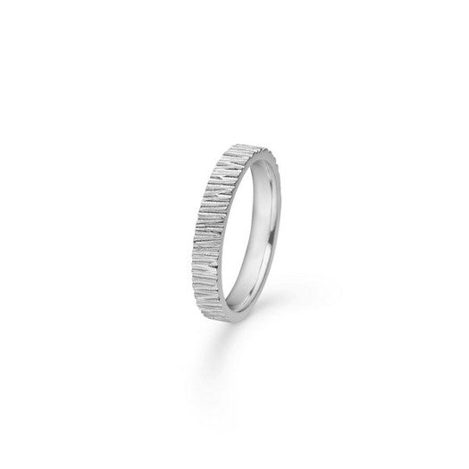 Poetry Wood ring i sølv fra Mads Z Silver Label – smal båndring med rillet overflade.