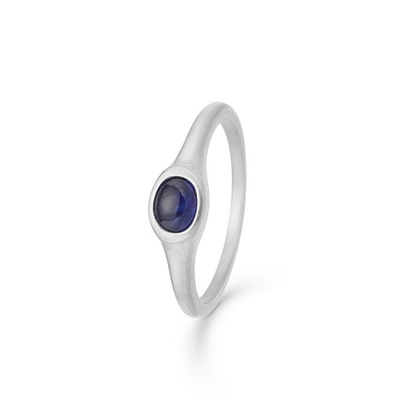Mads Z cabochonring i sterlingsølv med safir fra Silver Label-kollektionen – enkel sølvring med rund, dybblå cabochon safir.
