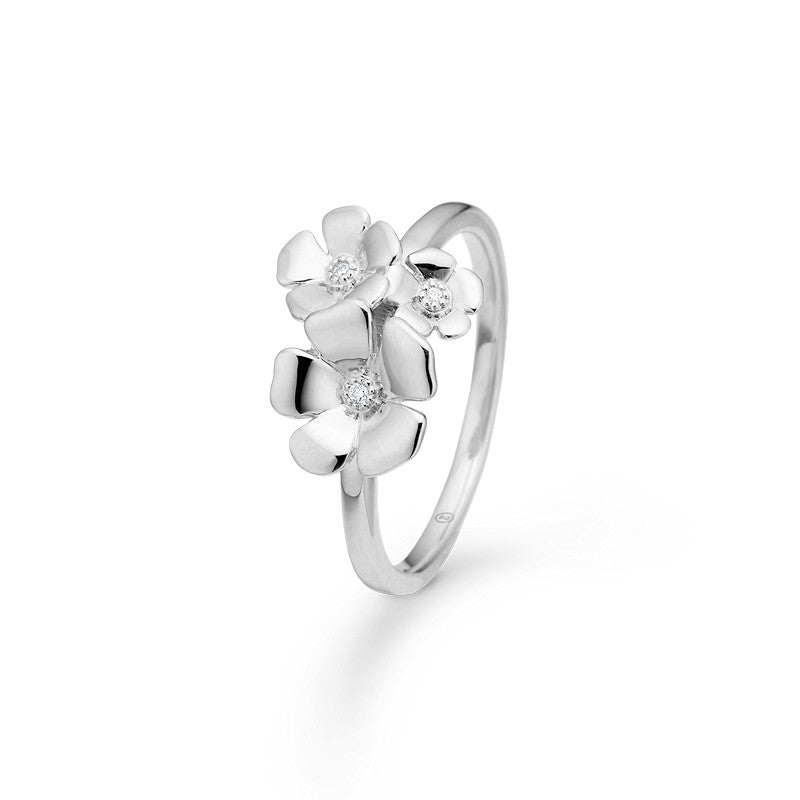 Fleur ring i sterlingsølv med 3 hvide topas og blomster fra Mads Z Silver Label.