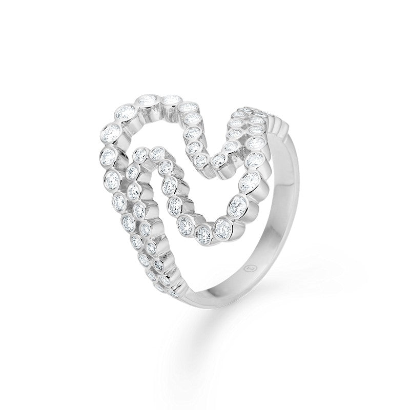 Mira ring i sterlingsølv med hvid topas fra Mads Z Silver Label – bølget design.
