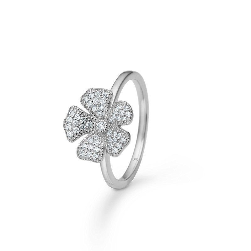 Mads Z fleur ring i sterlingsølv med zirkonia fra Silver Label med blomsterformet design og klare sten.
