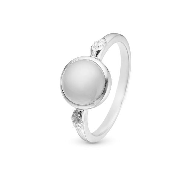Moonstone ring i sølv fra Christina Jewelry & Watches med rund grå månesten og bladdetaljer.