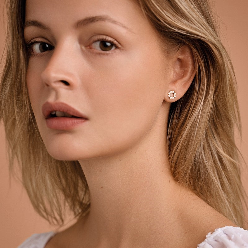 Melfia cirkel ørestikker i 14 karat guld med zirkonia 8 mm