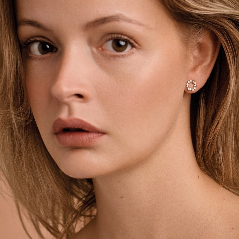 Melfia cirkelørestikker i 14 karat guld med hjerte og zirkonia