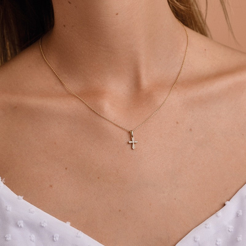 Melfia korsvedhæng i 14 karat guld med zirkonia