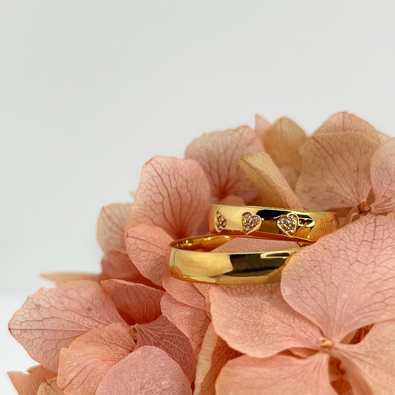 Romantisk Scrouples vielsesringe i 8 eller 14 karat guld med 0,045 ct diamanter formet som hjerter