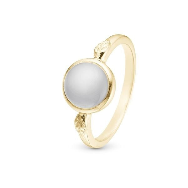 MOONSTONE ring i forgyldt sølv fra Christina Jewelry & Watches med rund grå månesten og bladdetaljer.