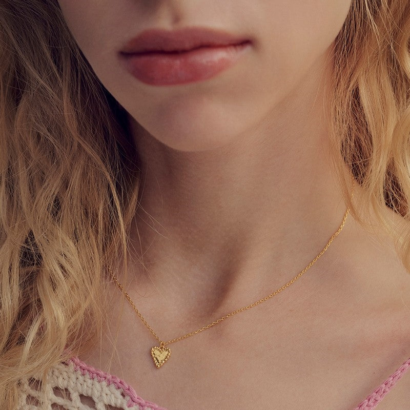 Fatale halskæde i forgyldt sølv med hjertevedhæng fra Maanesten