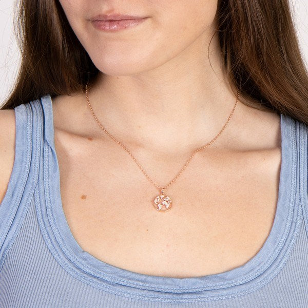 JoanliNor EttaNor halskæde i forgyldt sølv med zirkonia og world vedhæng 15 mm 42+3 cm