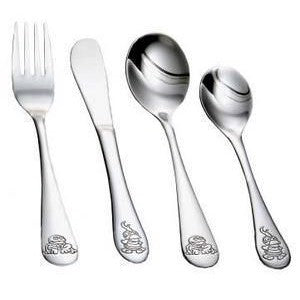 Barnebestiksæt med Kaj og Andrea fra Nordahl Andersen i rustfrit stål – kniv, gaffel, ske og teske med graverede motiver.
