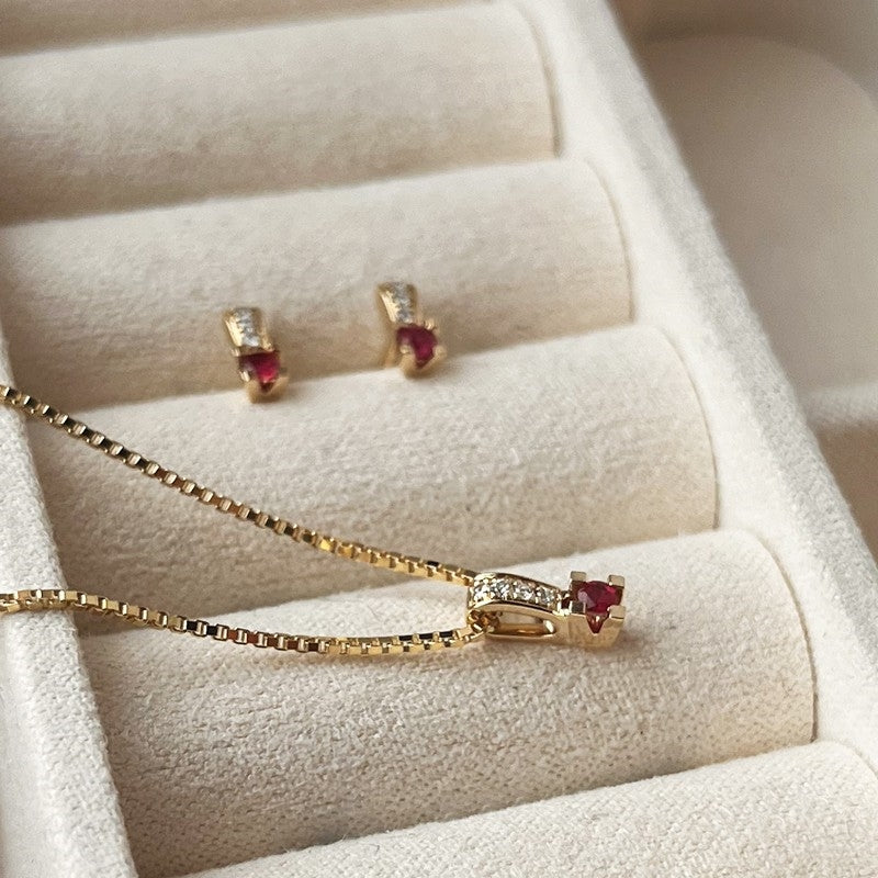 Kleopatra Queen vedhæng i 14 karat guld med rubin og 0,02 ct diamanter