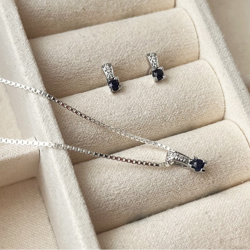 Kleopatra Queen vedhæng i 14 kt hvidguld med safir og 0,02 ct diamanter