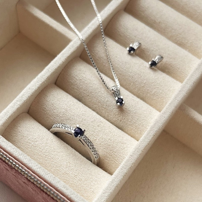 Kleopatra Queen ring i 14 karat hvidguld med safir og diamanter 0,12 ct