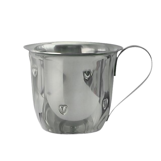 NOA Kids krus i rustfrit stål med hjerter fra Nordahl Andersen – børnekrus med sølvfarvet finish og hjerte-motiv.
