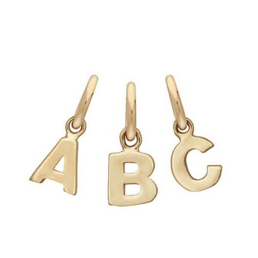 Siersbøl bogstavsvedhæng A, B og C i 14 karat guld fra Nordahl Andersen – enkle guldbogstaver.
