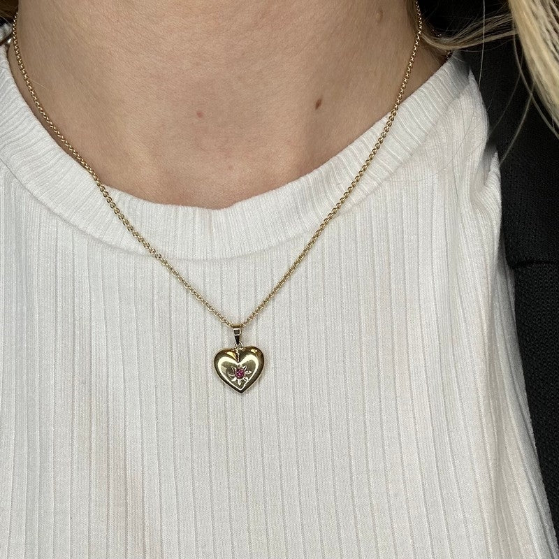 Siersbøl hjertevedhæng i 8 karat guld med rød syntetisk rubin