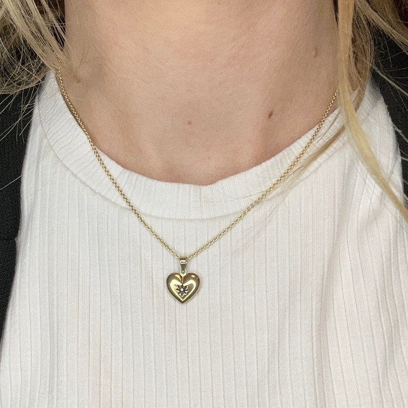 Siersbøl hjertevedhæng i 8 karat guld med blå syntetisk safir