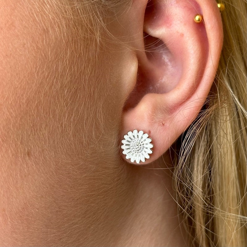 Siersbøl marguerit ørestikker i sølv med hvid emalje 10 mm