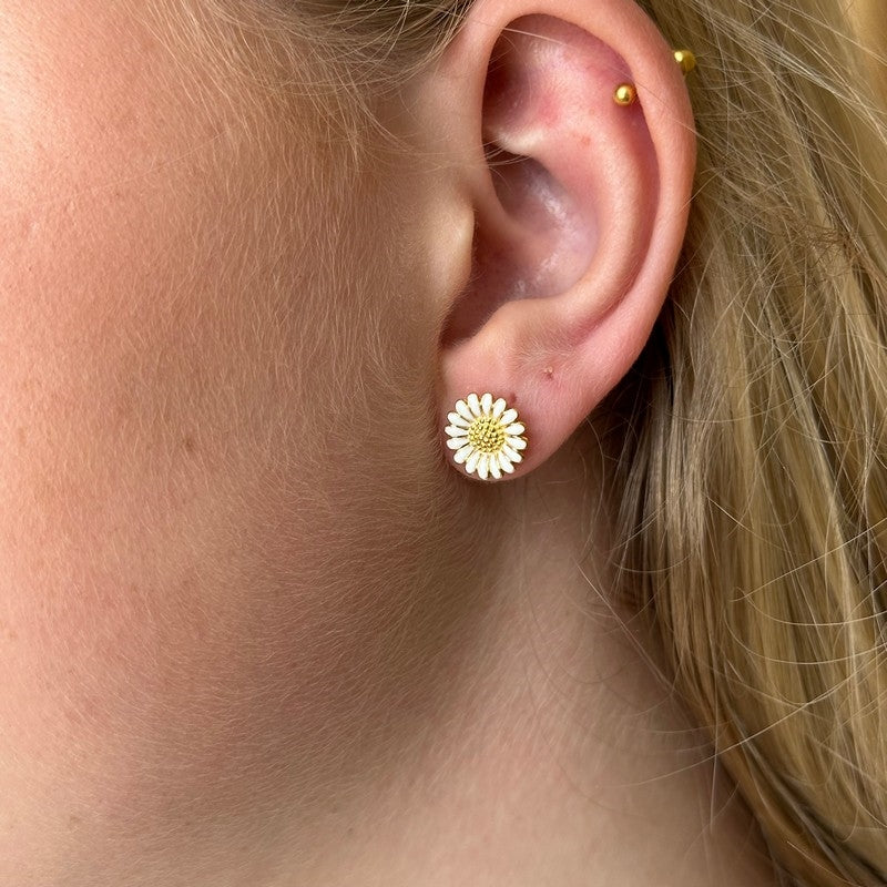 Siersbøl marguerit ørestikker i forgyldt sølv med hvid emalje 10 mm