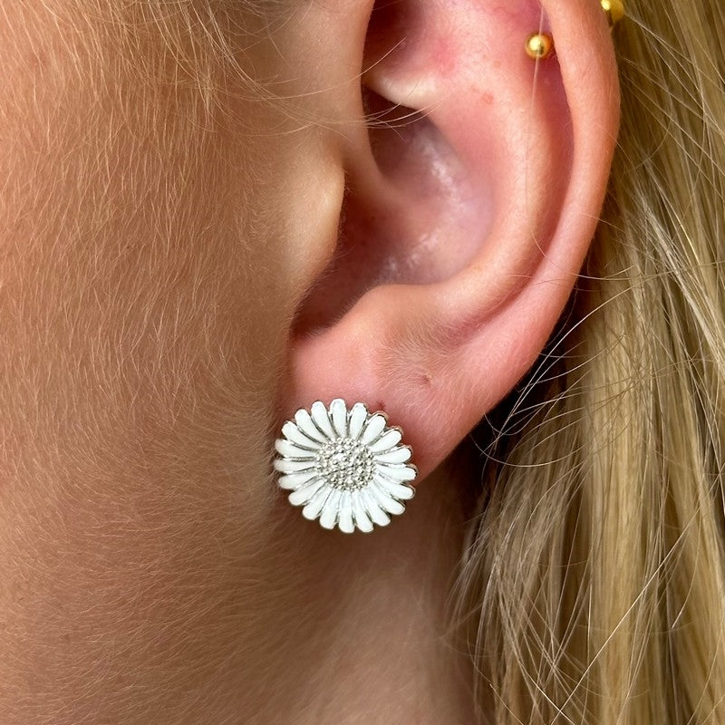 Siersbøl marguerit ørestikker i sølv med hvid emalje 15 mm