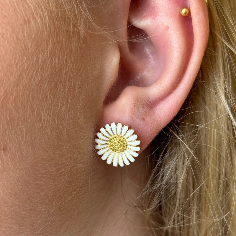 Siersbøl marguerit ørestikker i forgyldt sølv med hvid emalje 15 mm