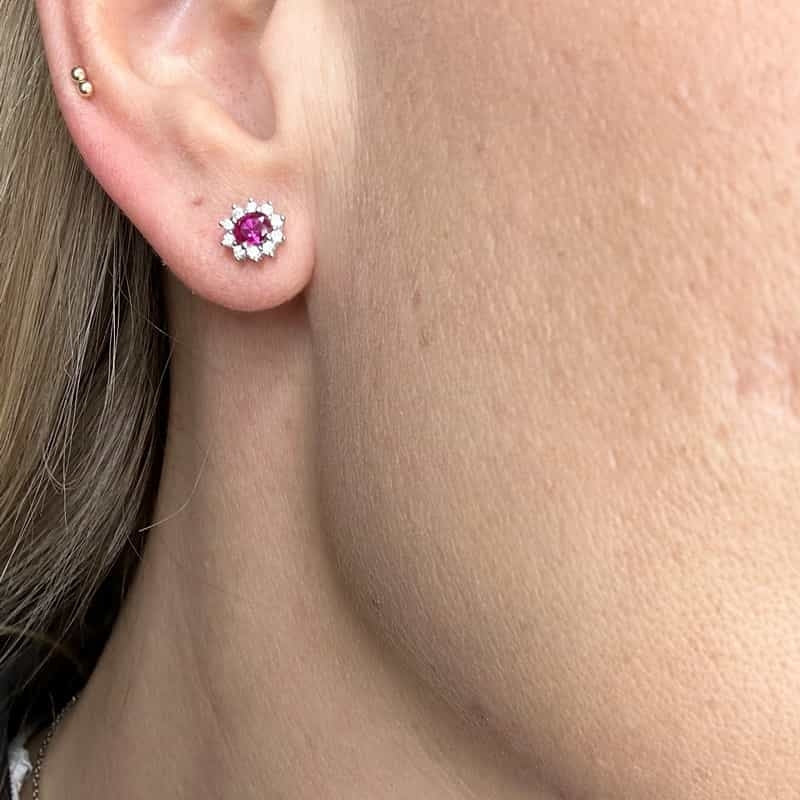 Siersbøl ørestikker i rhodineret sølv med pink safir og zirkonia