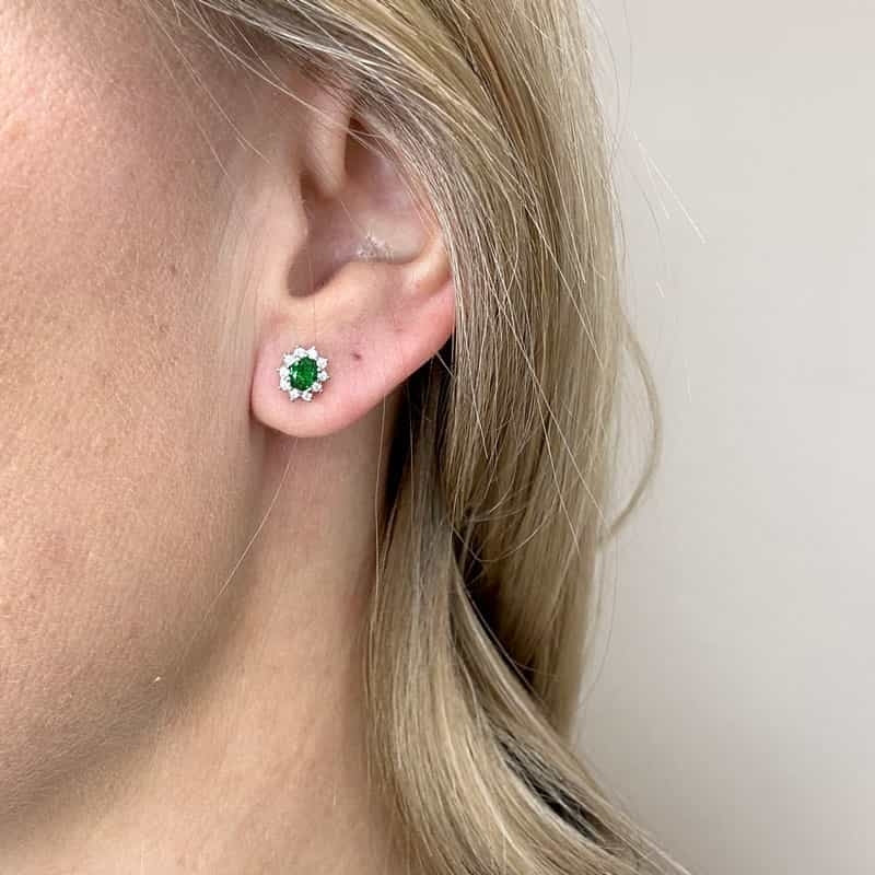 Siersbøl ørestikker i rhodineret sølv med smaragd og zirkoner