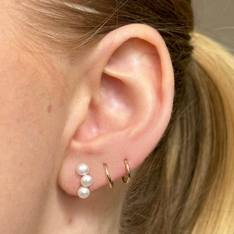 Siersbøl ørestikker i 8 kt guld med ferskvandsperler