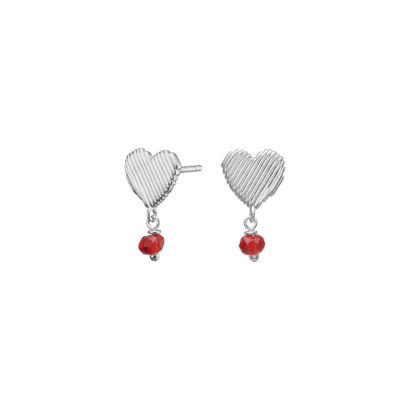 Nordahl Jewellery hjerteørestikkere i rhodineret 925 sterling sølv med rillet overflade og lille rød sten.