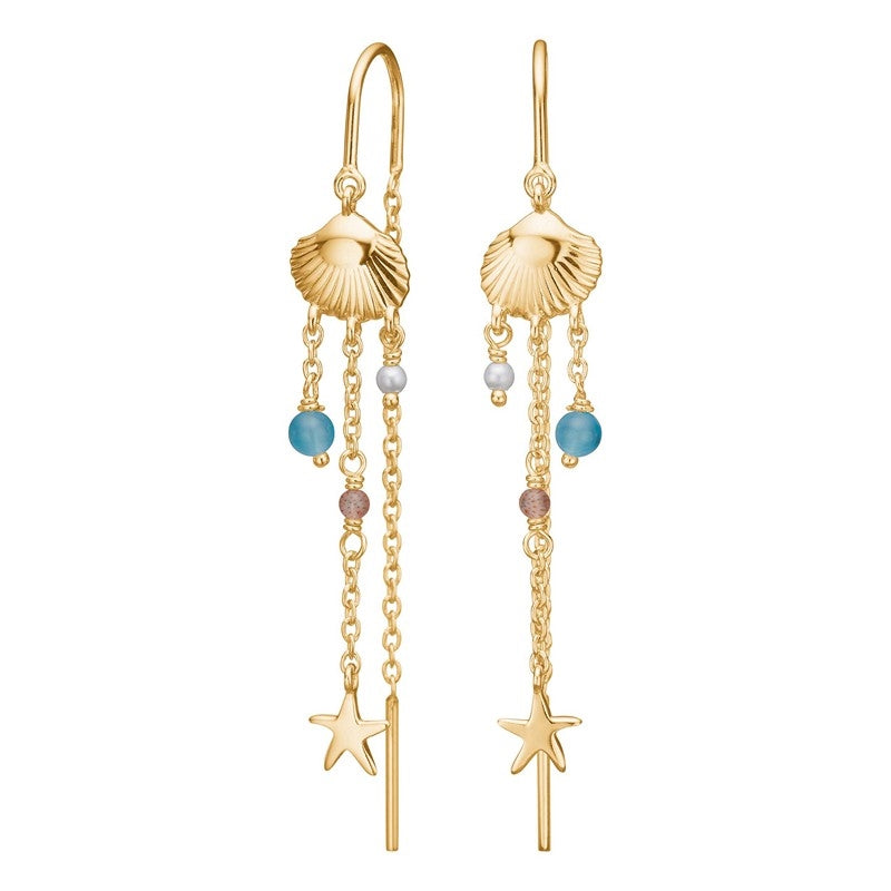 Nordahl Jewellery øreringe i 18 karat forgyldt sølv med muslingeskal, kæder og små perler i blå og sandfarvet.