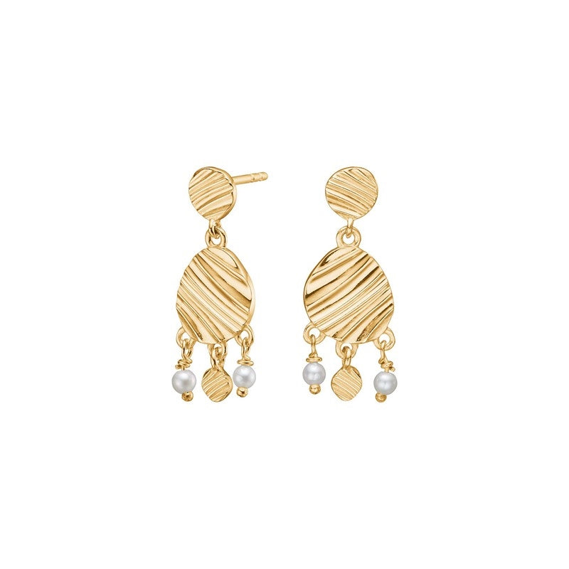 Nordahl Jewellery ørehængere i 18 karat forgyldt sølv RIPPLES52 med rillet ovalt design og perlevedhæng.