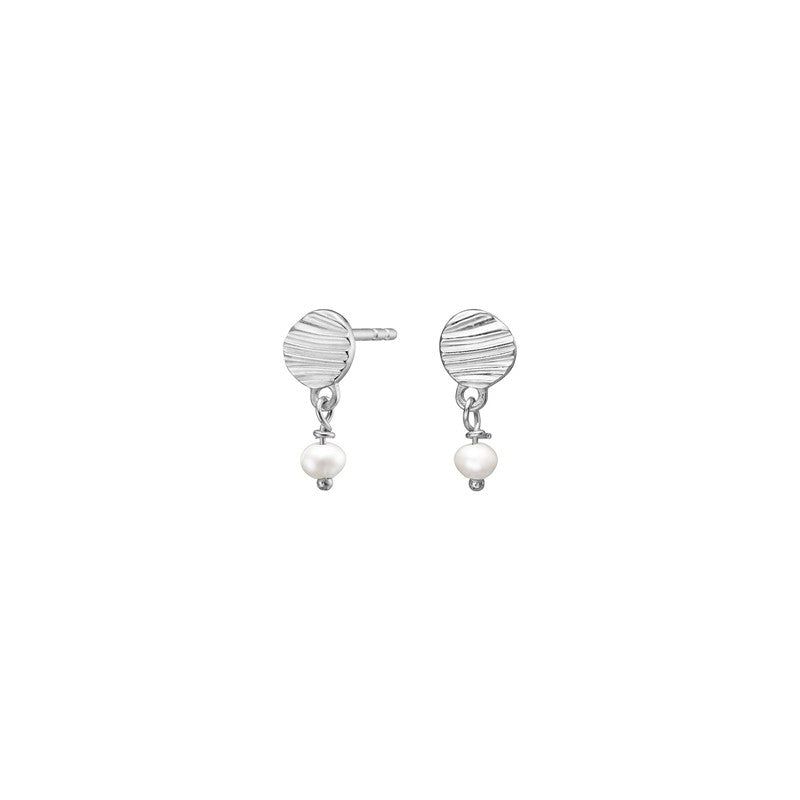 Nordahl Jewellery øreringe i rhodineret 925 sterlingsølv RIPPLES52 med rillede plader og hængende perler.
