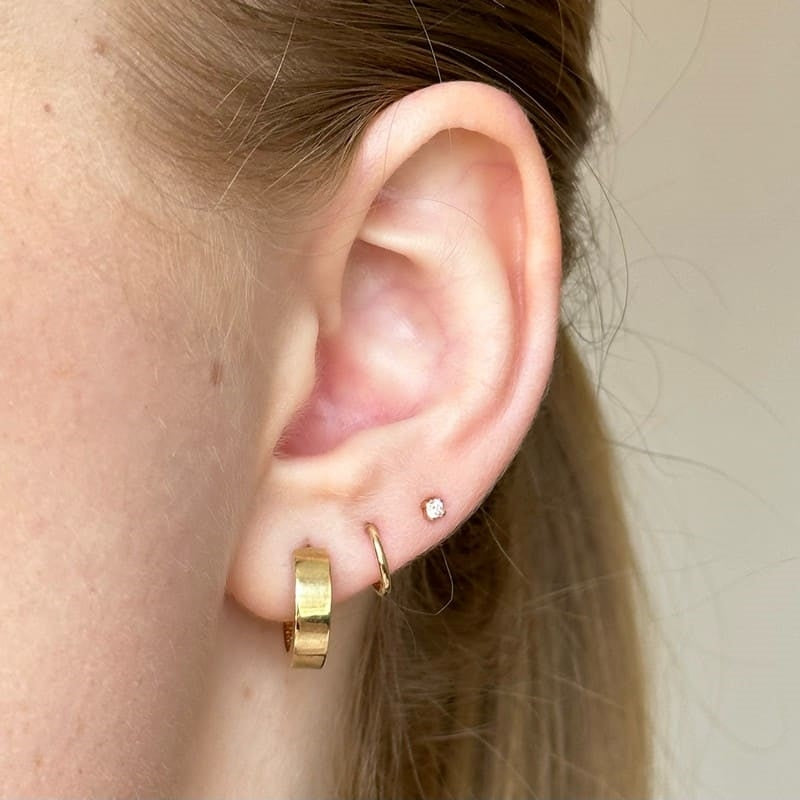 Siersbøl ørestikker i 8 kt guld med zirkonia, 2 mm