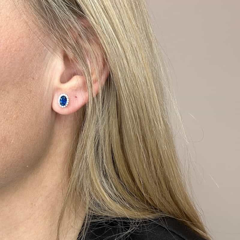 Siersbøl ørestikker i rhodineret sølv med blå syntetisk safir og zirkonia