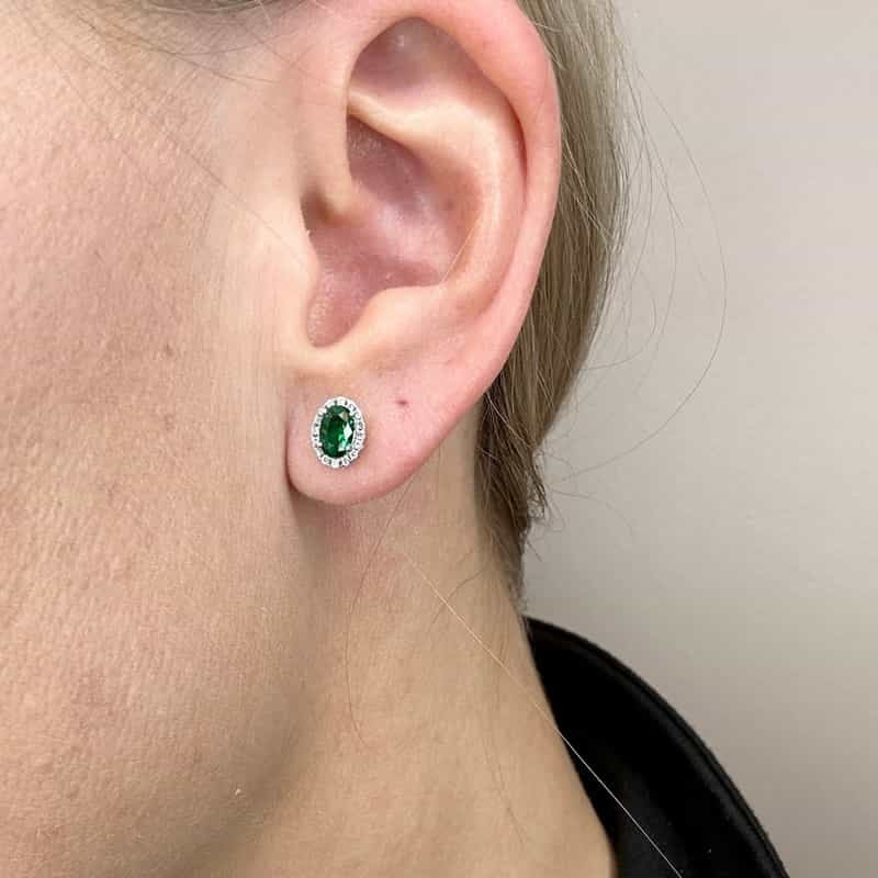 Roset ørestikker i rhodineret sølv med grøn zirkon – Siersbøl