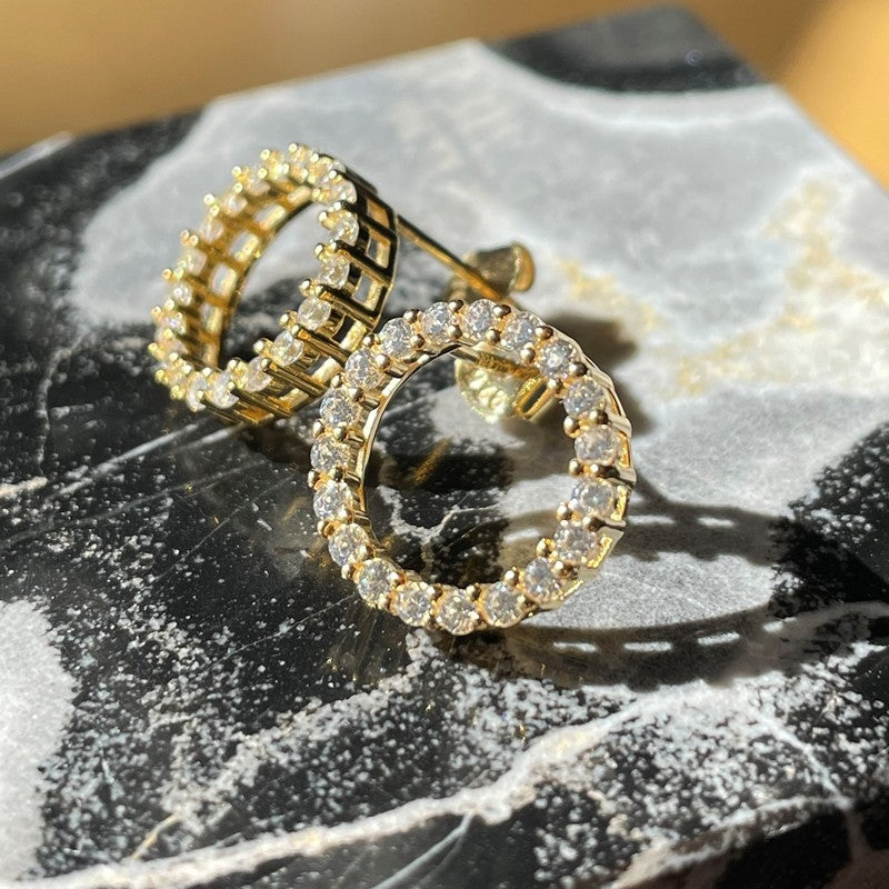 OBINOR cirkel ørestikker i 18 karat forgyldt sølv med hvide zirkonia fra JoanliNor