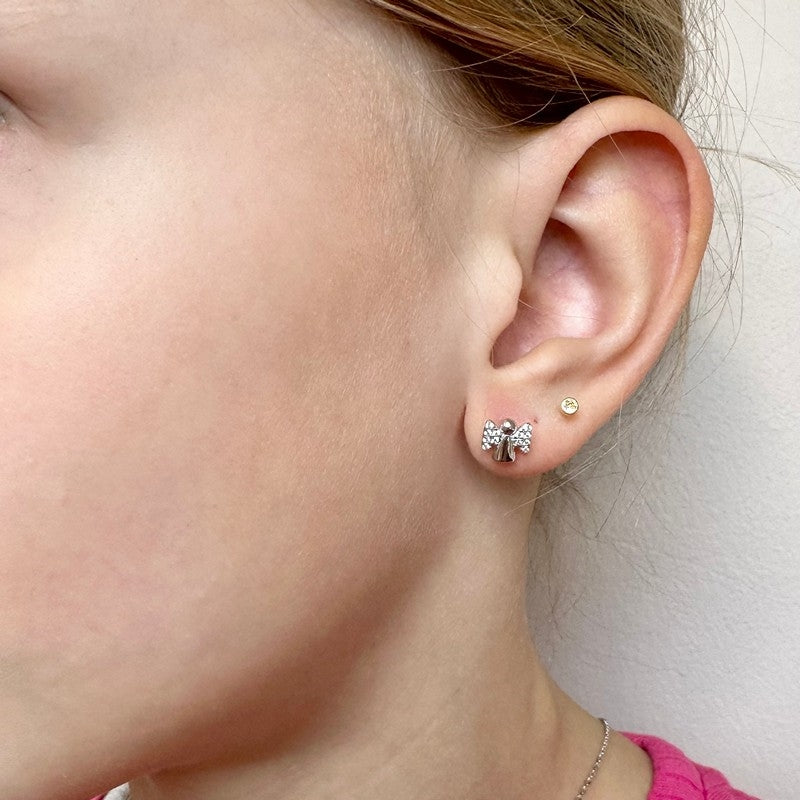 Engle ørestikker i rhodineret sølv med zirkonia fra Nordahl Andersen